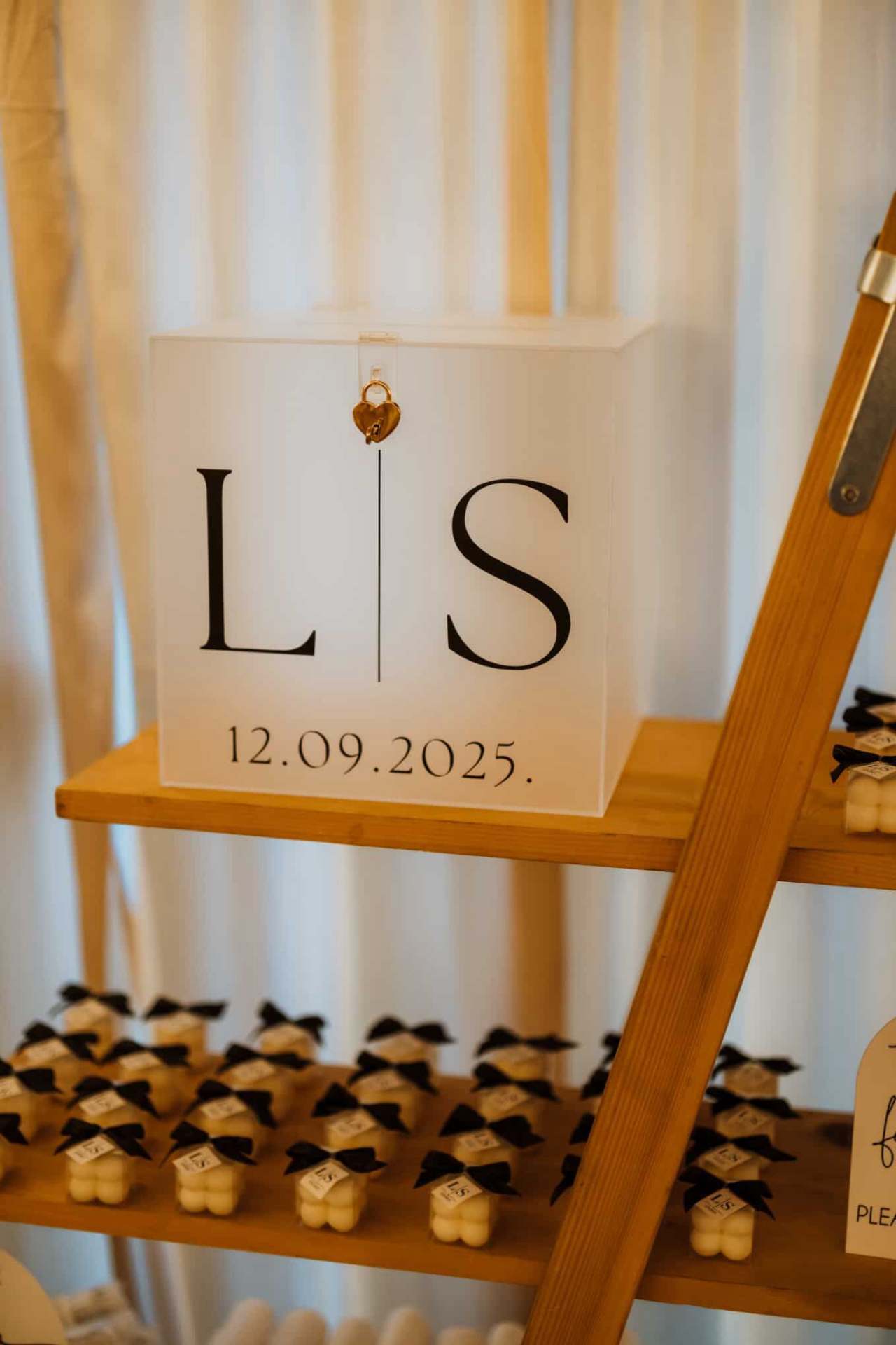 Personalizirani zlatni vinil natpis na akrilnoj površini - T & M 04.02.2026